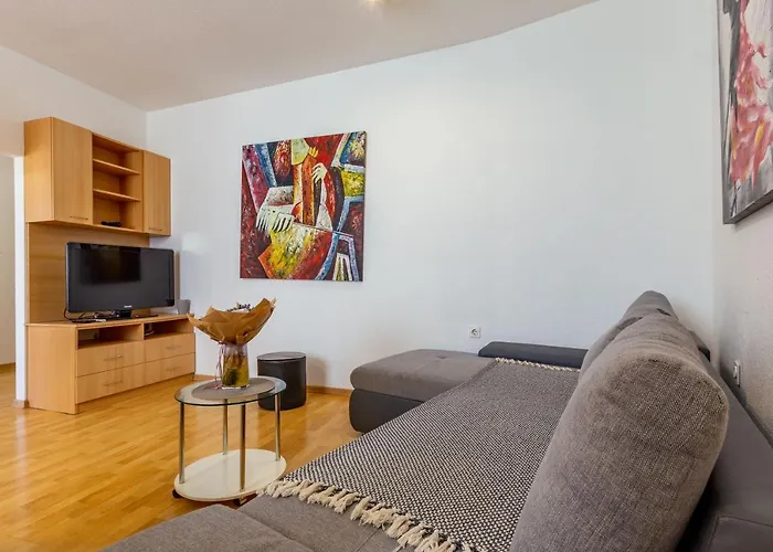 Vale Apartment With Balcony