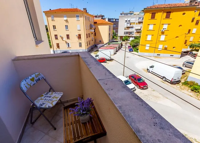 Vale Apartment With Balcony